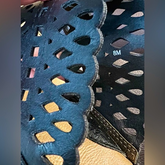 Born Concepts Black Eyelet Sandals boc size 8M leather Summer Beach Thongs - Picture 4 of 16